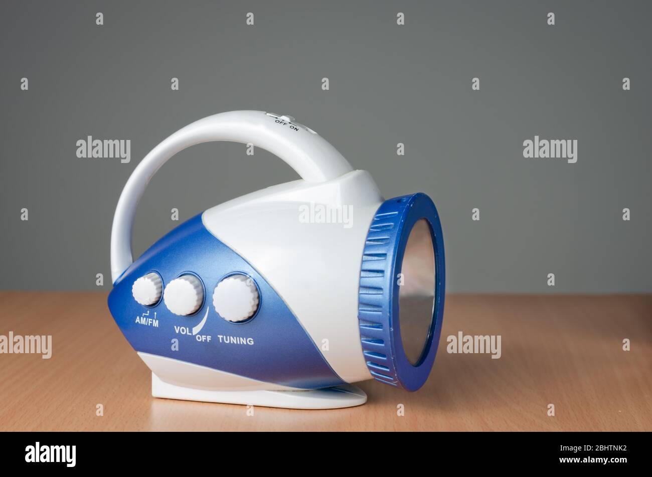 Nahaufnahme von Multi-Funktions-alten tragbaren Retro-blauen Funkgerät . Stockfoto