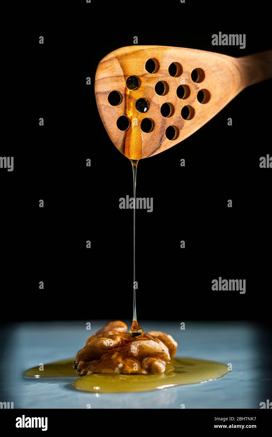 Honig tropft aus Holz Honig Dipper. Stockfoto