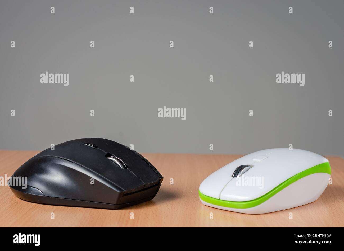 Nahansicht von zwei drahtlosen Bluetooth-pc-Mausgeräten auf Holzhintergrund. Stockfoto
