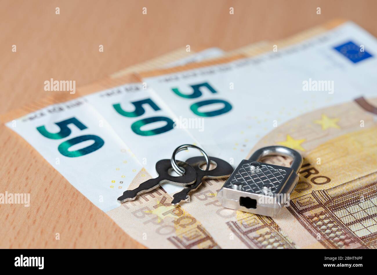 Schloss und Schlüssel auf Euro-Banknoten, die das Konzept der Finanzkontrolle in der Europäischen Union darstellen. Die wirtschaftliche Zukunft Europas nach dem Covid-19 c Stockfoto