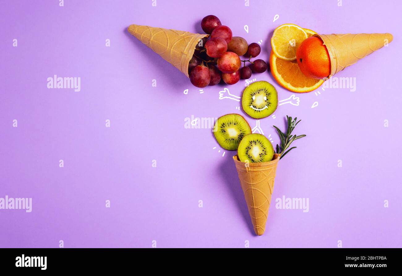 Eis mit natürlichen Früchten. Konzept der echten und biologische Früchte. Lila Hintergrund Stockfoto