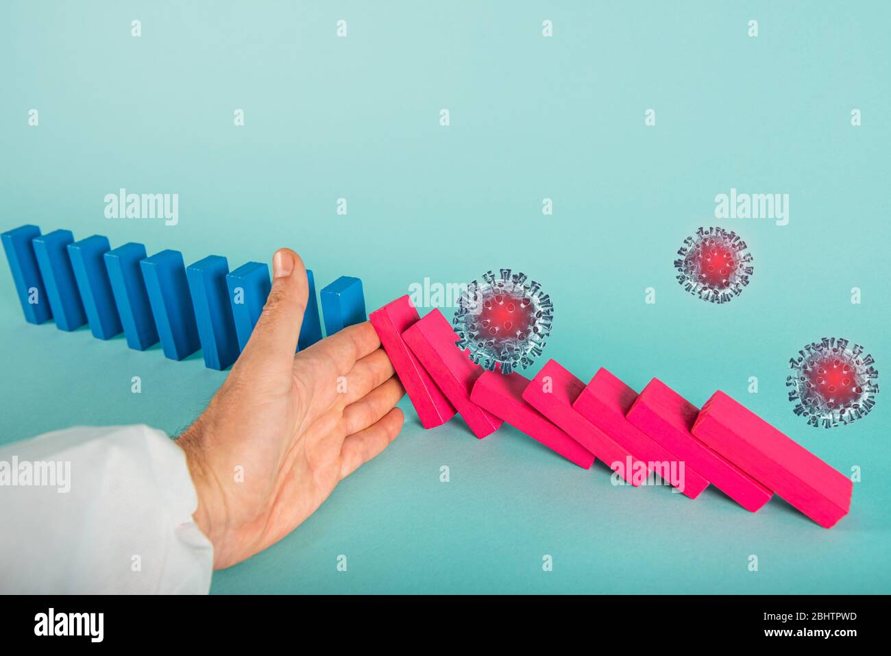 Konzept der covid19 Coronavirus Pandemie mit fallenden Kette wie ein Domino-Spiel. Ansteckung und Infektionsverlauf wurden durch eine Hand eines Arztes gestoppt. Zyan Stockfoto
