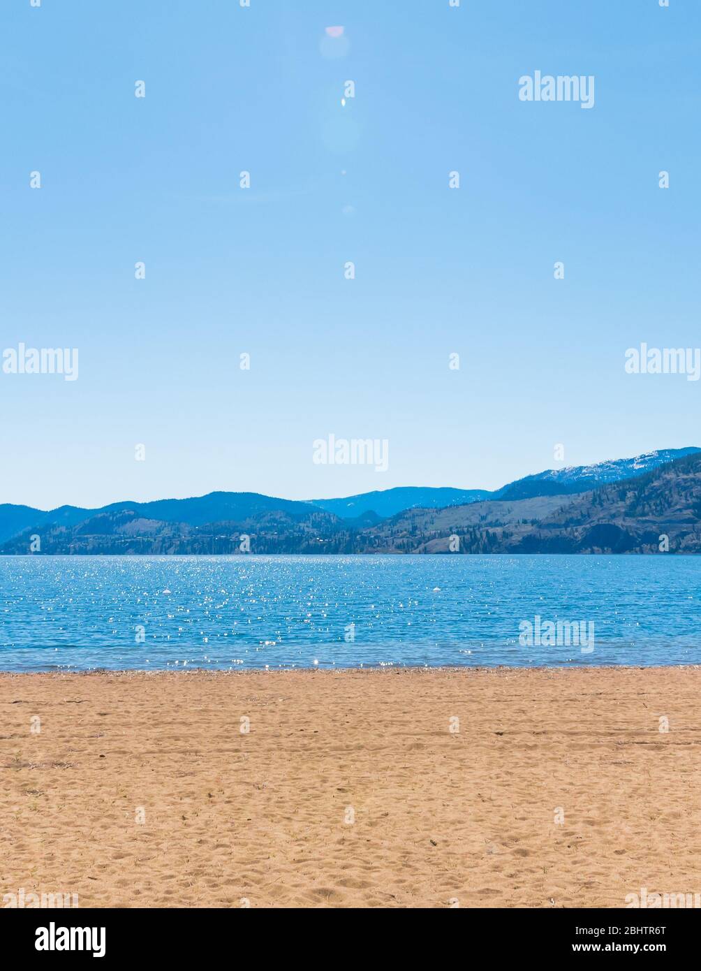 Blick auf Strand, See, Berge und blauen Himmel mit Sonnenschein ...