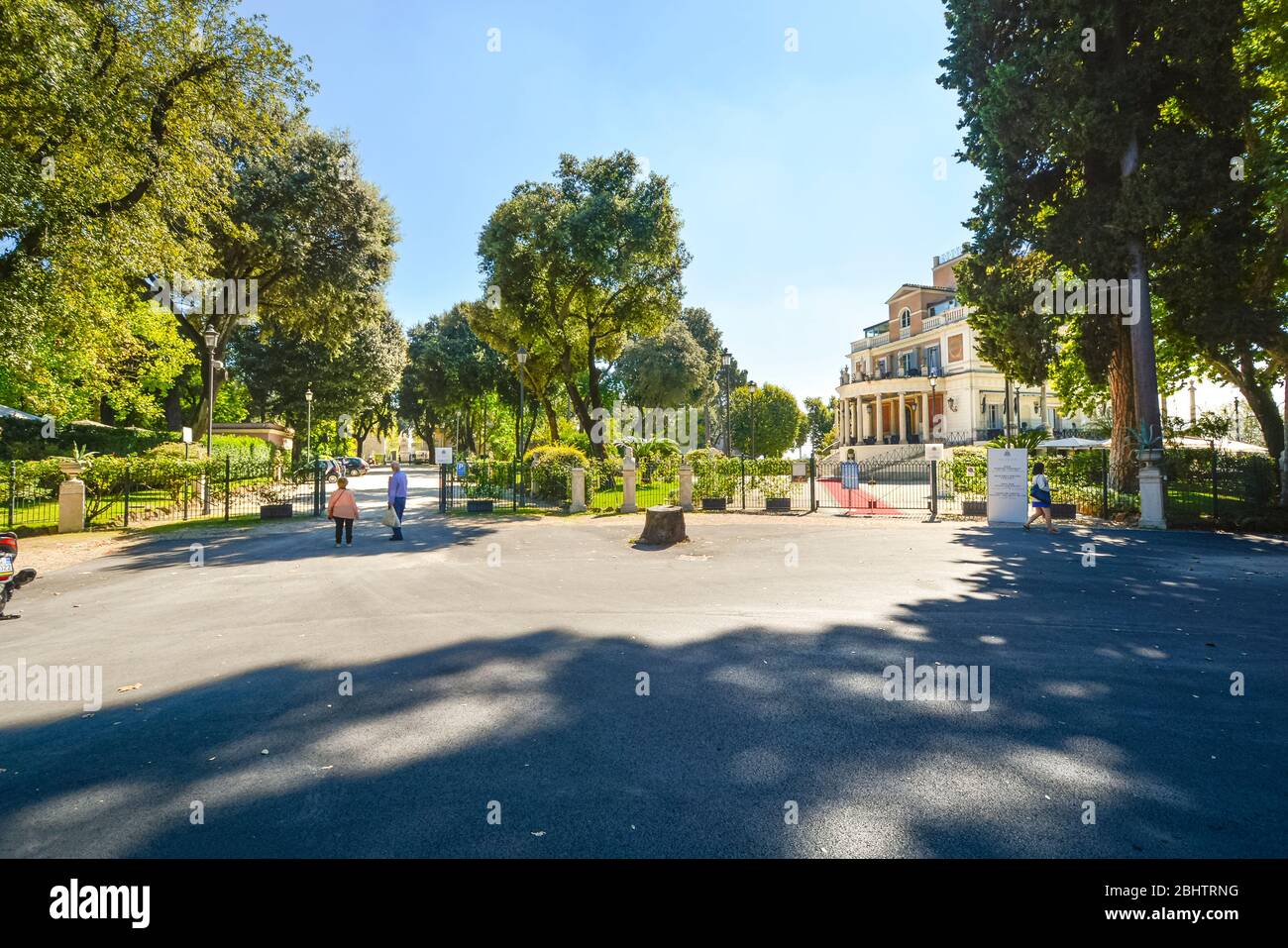 Breite schattige Wege der Gärten und des Parks Borghese in Rom, Italien, mit dem Luxusrestaurant Casina Valadier auf der rechten Seite. Stockfoto