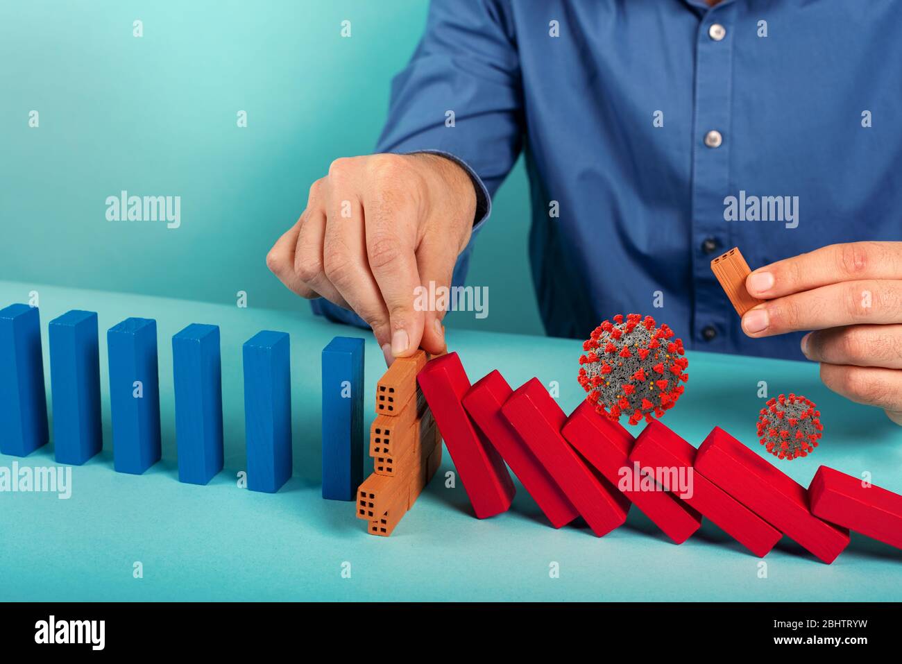 Konzept der covid19 Coronavirus Pandemie mit fallenden Kette wie ein Domino-Spiel. Ansteckung und Infektionsverlauf wurden durch eine Hand eines Arztes gestoppt. Zyan Stockfoto