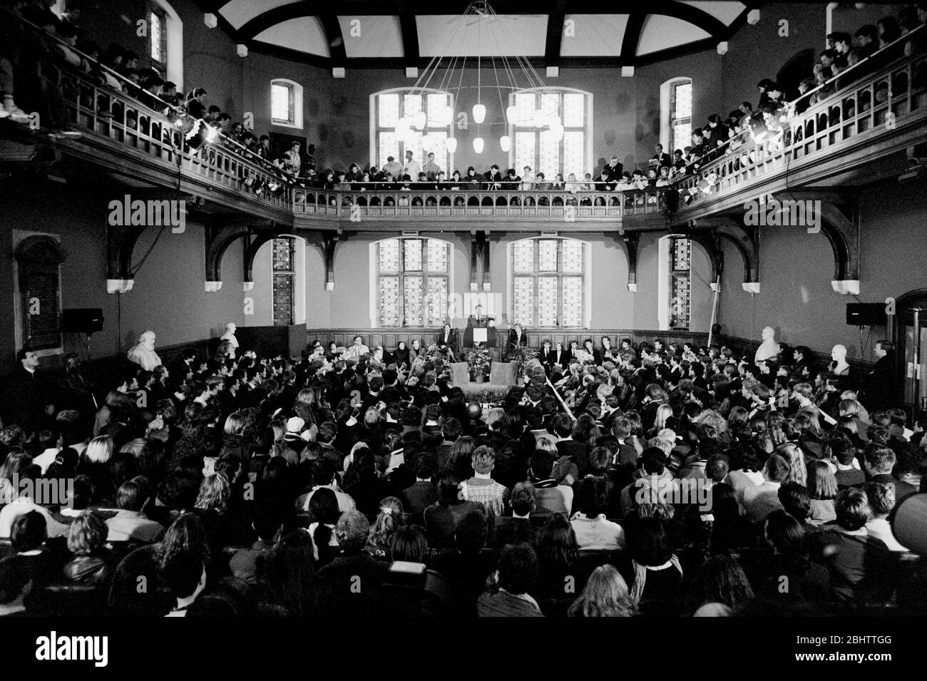 Der ehemalige Präsident der USA Ronald Reagan spricht bei der Oxford Union Society. Hinter ihm steht Chris Hall, Präsident der Oxford Union Society. Stockfoto