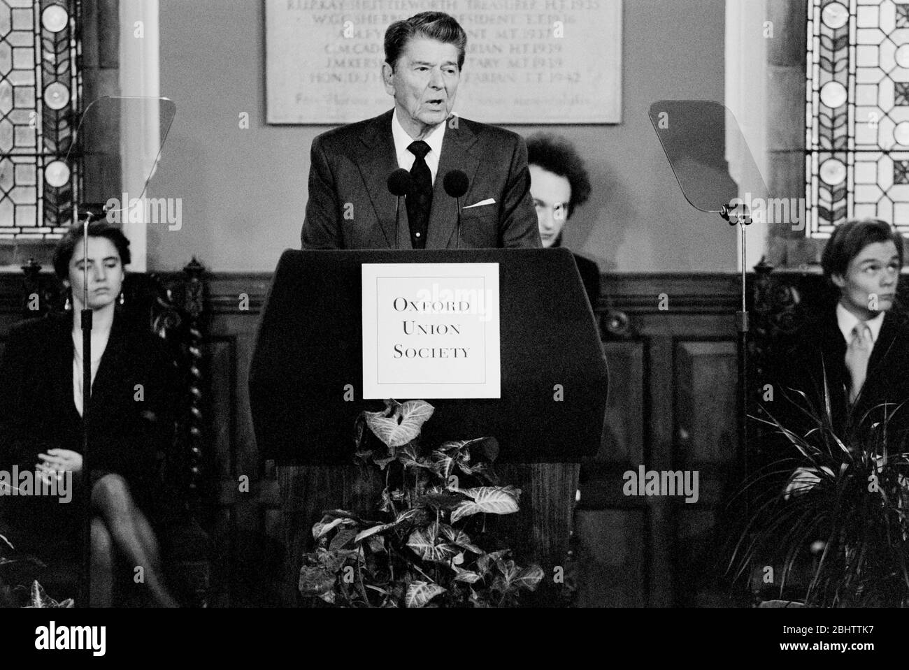 Der ehemalige Präsident der USA Ronald Reagan spricht bei der Oxford Union Society. Hinter ihm steht Chris Hall, Präsident der Oxford Union Society. Stockfoto