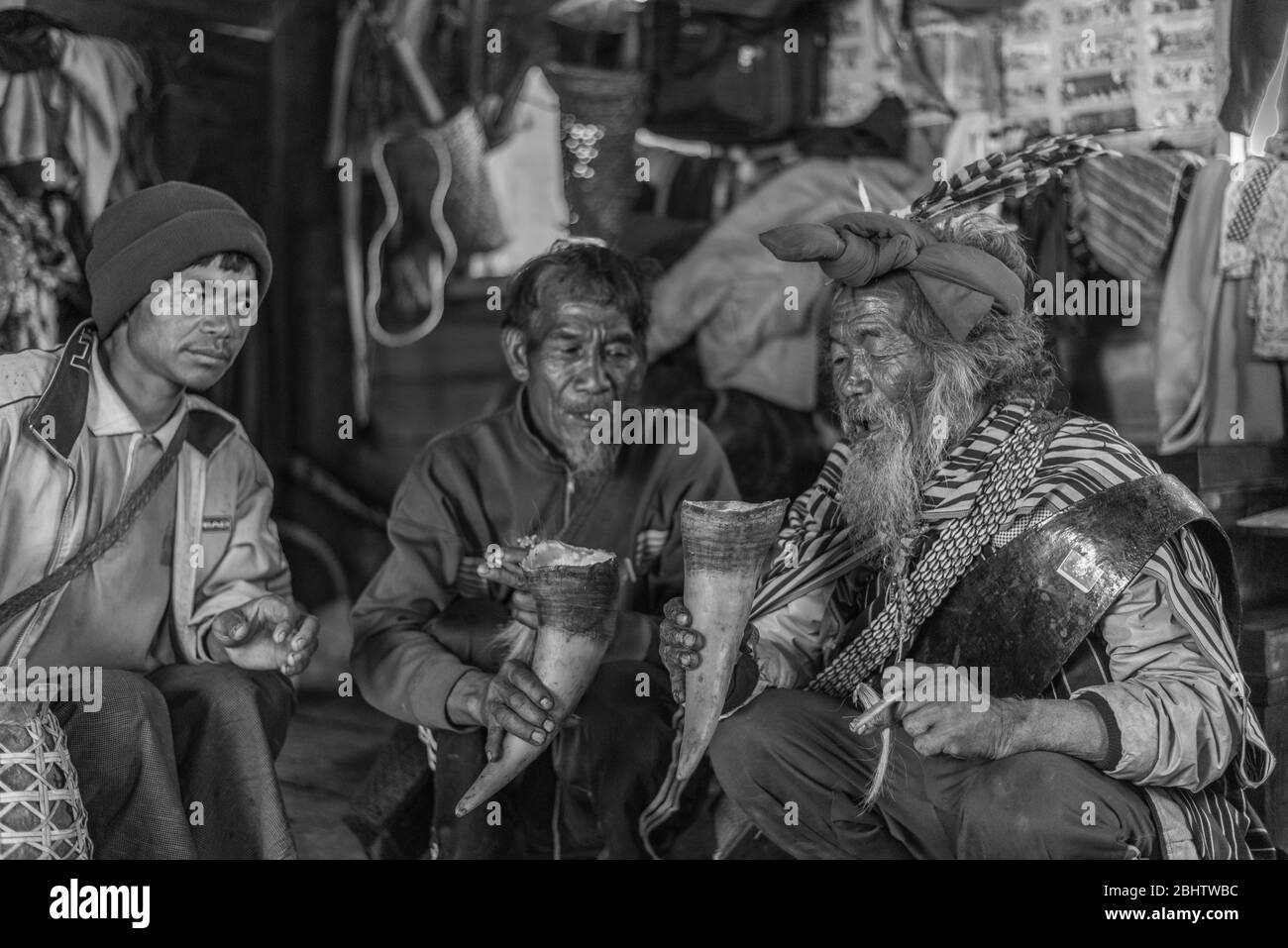 Chin Männer feiern, Mindin, Myanmar Stockfoto