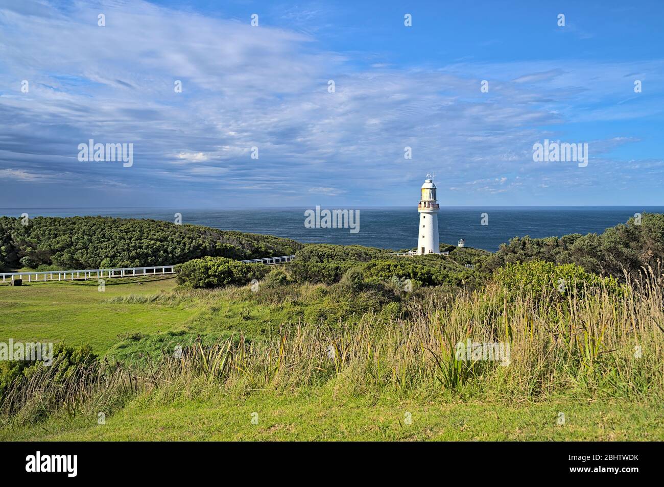 Cape Otway Leuchtturm mit dem Meer hinter Stockfoto