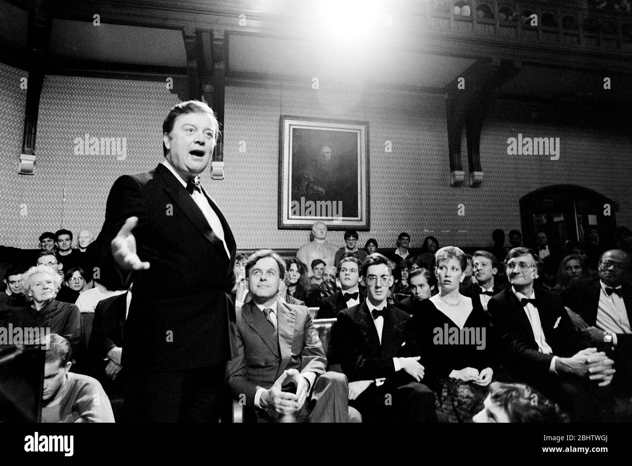 Kenneth Clarke spricht 1991 bei der Oxford Union Society, beobachtet von einem jungen Jacob Rees-Mogg und John Patten. Stockfoto