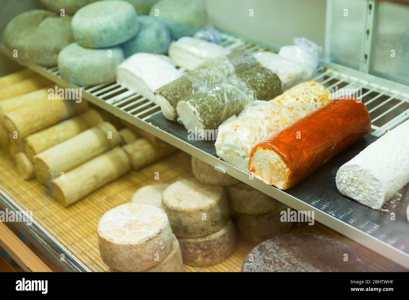 Köstlicher Ziegenkäse auf der Supermarktvitrine Stockfoto