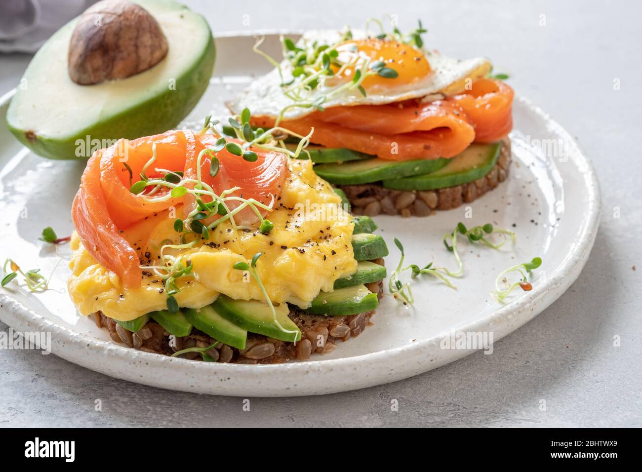 Rührei mit geräuchertem Lachs und Avocado auf Toast, Frühstück ...