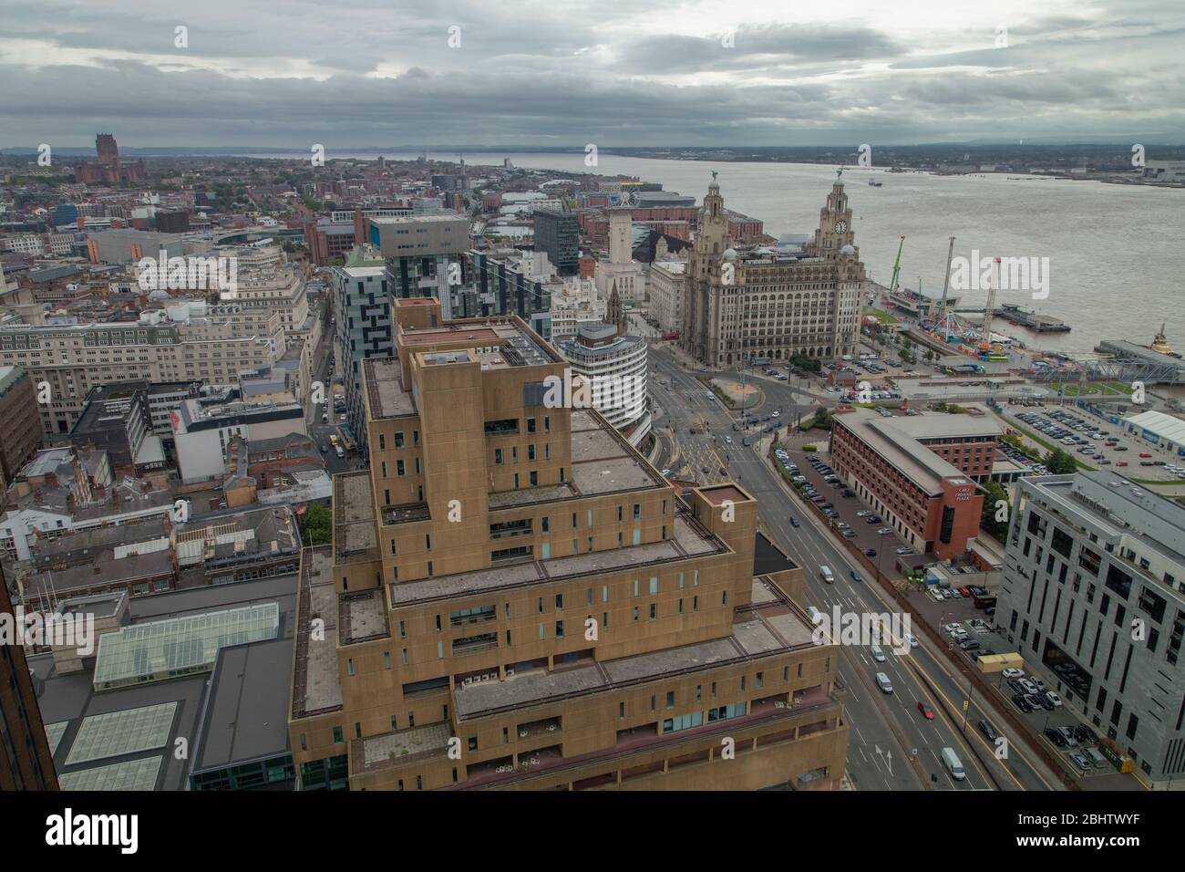 Die südlichen Docks in Liverpool vom Restaurant Panoramic 34 aus gesehen, einschließlich des Royal Liver Building, Albert Dock und dem Wheel of Liverpool Stockfoto