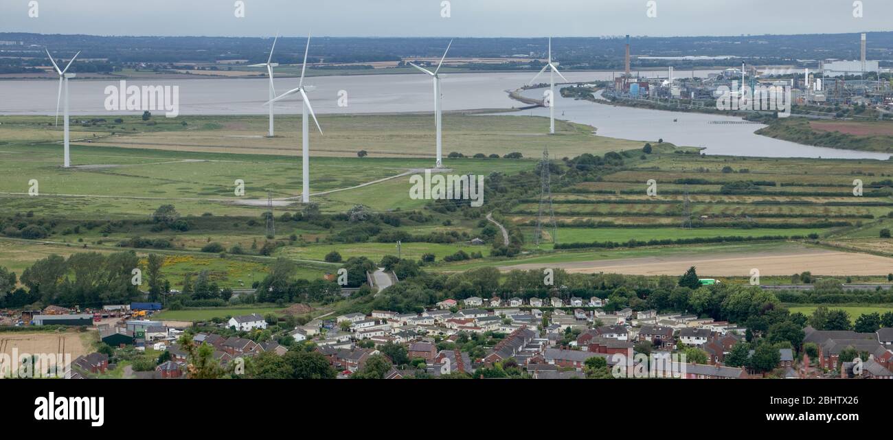 Der Fluss Weaver, wo er auf den Manchester Ship Canal in der Nähe von Frodsham, Cheshire, mit der Mersey Mündung und südlich Liverpool dahinter trifft Stockfoto