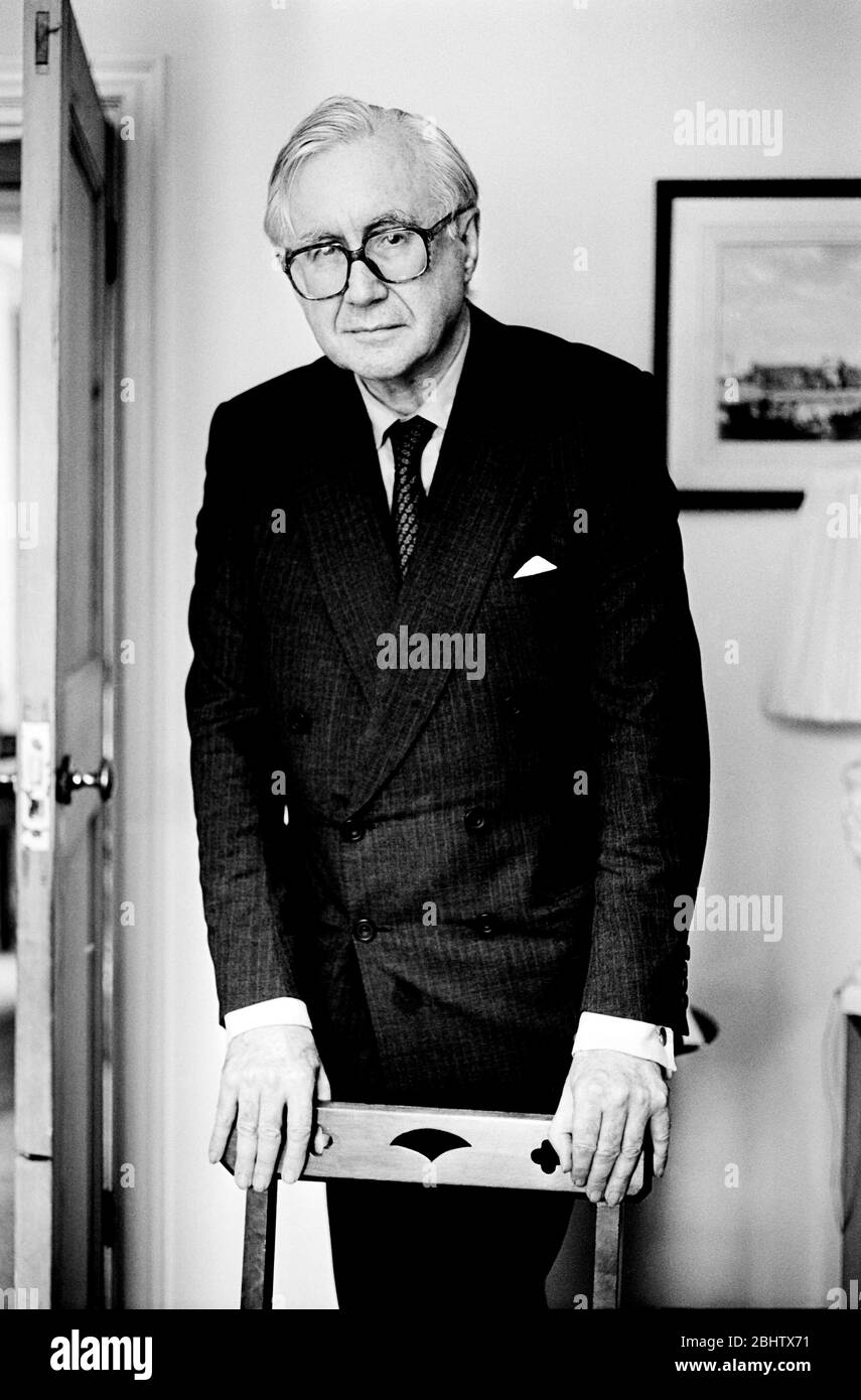 William Rees-Mogg, Baron Rees-Mogg zu Hause in London in den frühen 1990er Jahren. Stockfoto