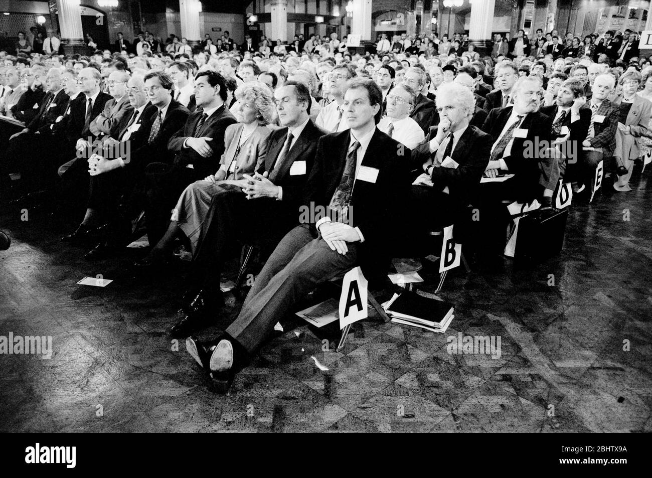 Tony Blair im Publikum für John Smiths Rede vor der Labour Party Konferenz in Blackpool, Großbritannien 1992. Stockfoto