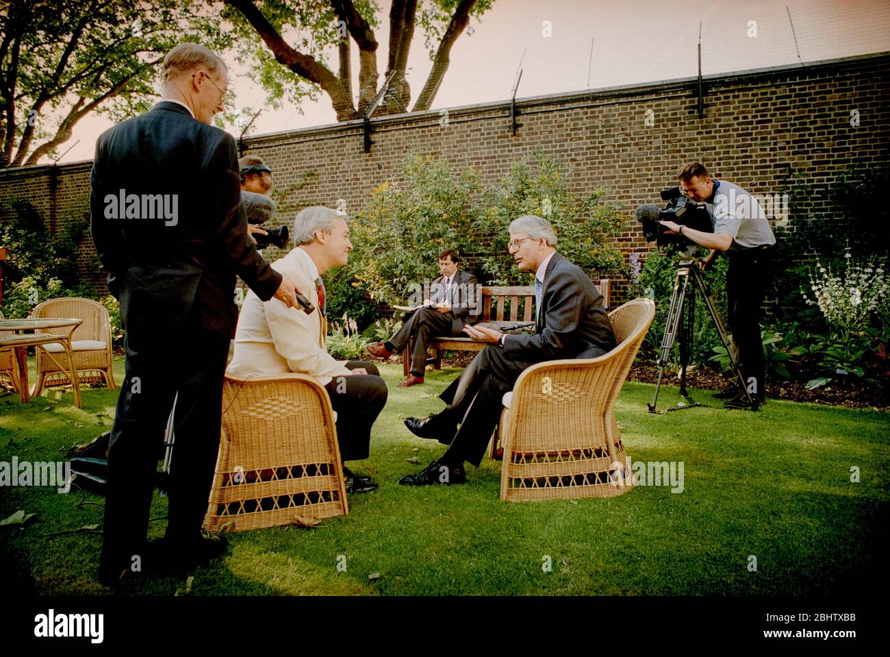 Der britische Premierminister John Major im Garten der Downing Street 10 am 22. Juni 1995, dem Tag, an dem er als Vorsitzender der Konservativen Partei zurücktrat und jedes Mitglied bat, sich gegen ihn zu stellen. Hier wird er von John Snow von Channel Four News interviewt. Stockfoto