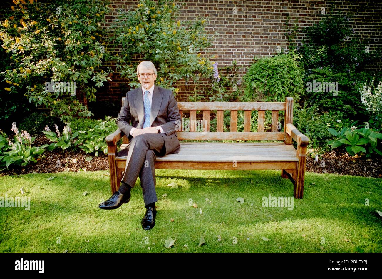 Porträt des britischen Premierministers John Major im Garten der Downing Street 10 am 22. Juni 1995, dem Tag, an dem er als Führer der Konservativen Partei zurücktrat und jedes Mitglied bat, sich gegen ihn zu stellen. Stockfoto