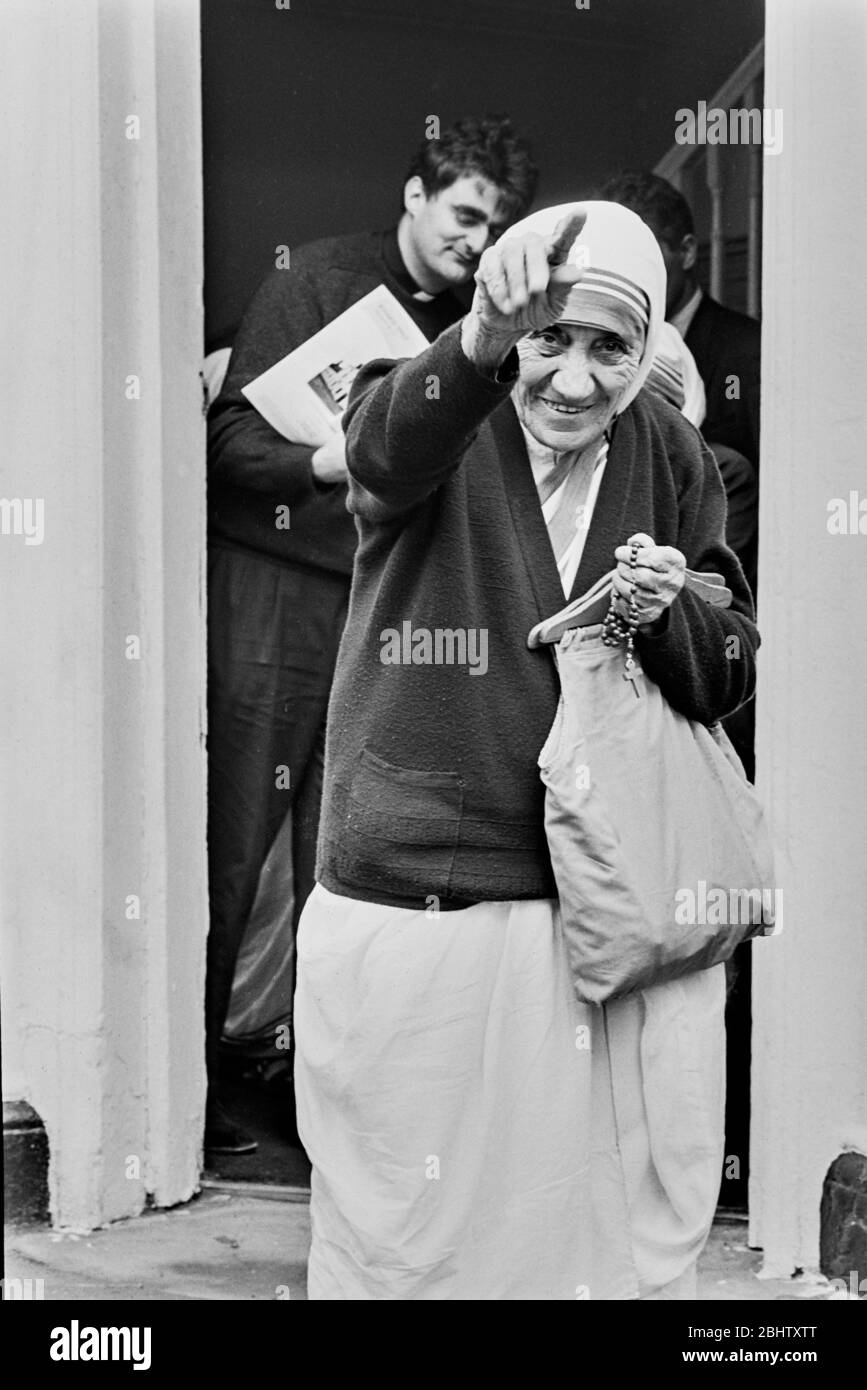 Mutter Teresa von Kalkutta besucht am 9. September 1992 die St. Chad's Cathedral in Birmingham, Großbritannien. Stockfoto