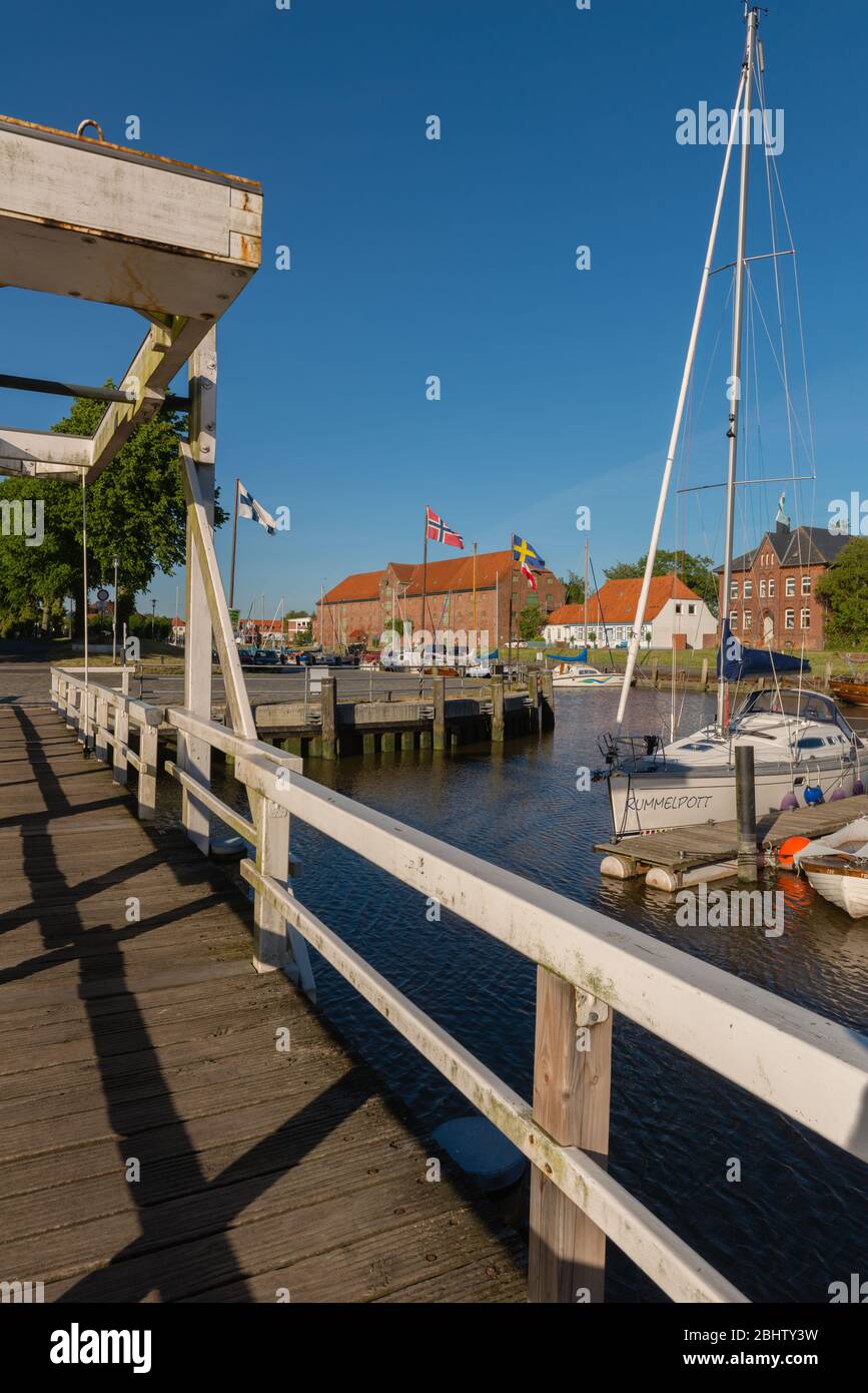 Eider-Habour und altes Packhaus oder Lager in Tönning an der Nordsee, Kreis Nordfriesland, Schleswig-Holstein, Norddeutschland, Europa Stockfoto