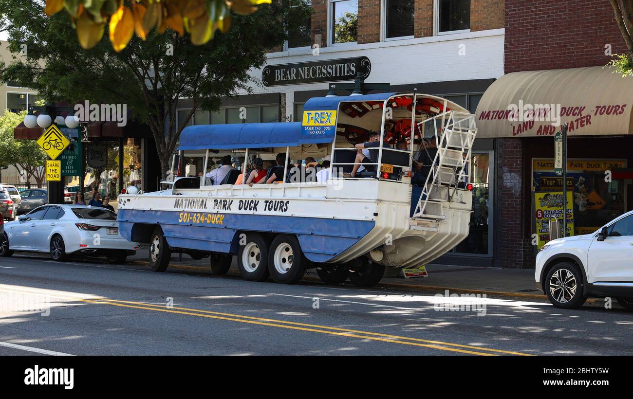 Der National Park Duck Tours Bus/Boot geparkt auf Bathhouse Row (Central Avenue), die Stadt der heißen Quellen, Arkansas, USA Stockfoto