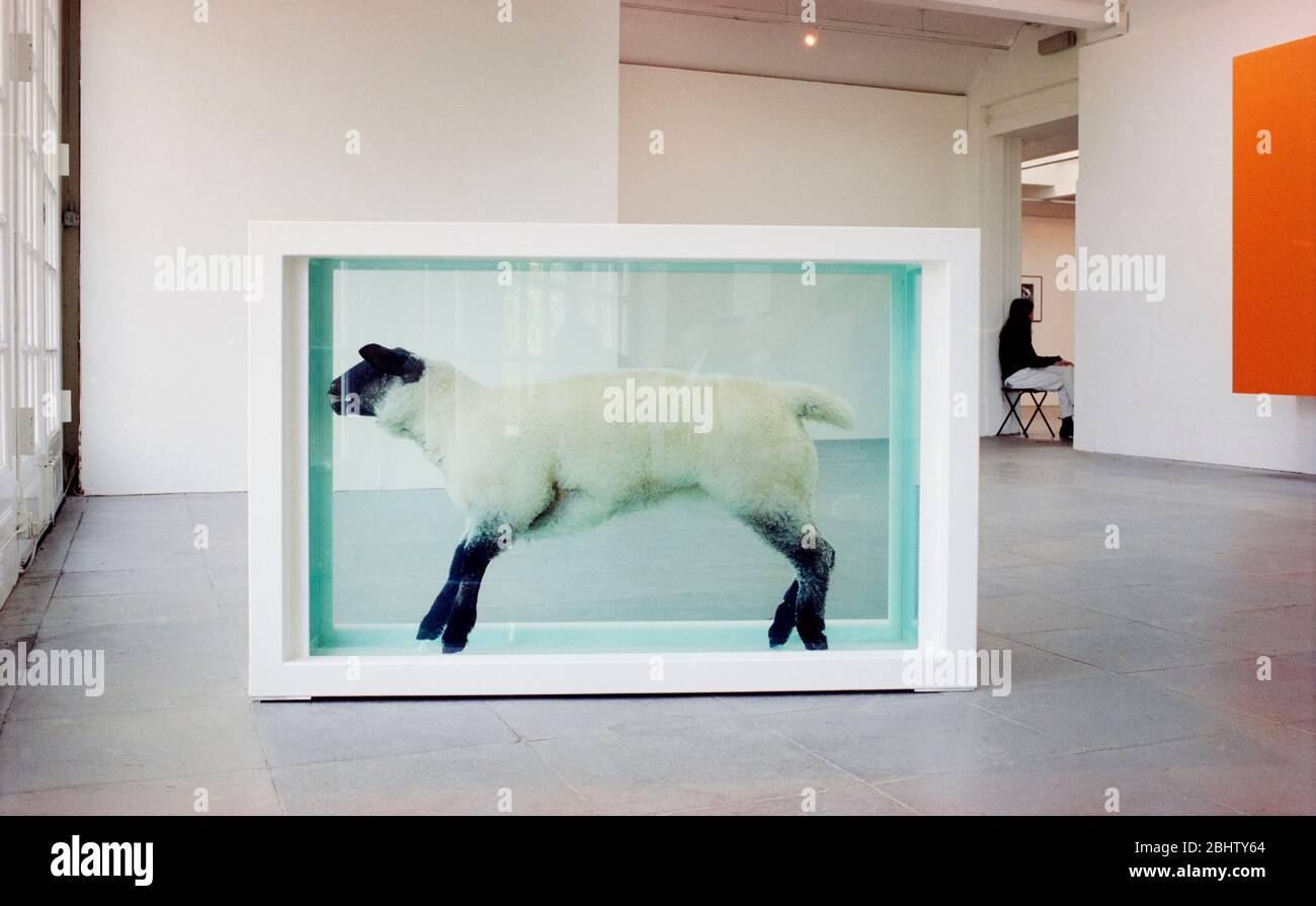 Damien Hirsts in Formaldehyd konserviertes Lamm mit dem Titel 'Away from the Flock' in der Ausstellung 'Some Went Mad, Some Ran Away' in der Serpentine Gallery, London, 1994. Es war das erste Mal, dass dieses Kunstwerk ausgestellt wurde. Stockfoto