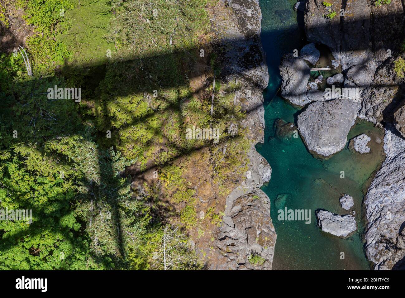 Blick hinunter auf den South Fork Skokomish River von der High Steel Bridge, die ursprünglich für den Holzbau von Zügen gebaut wurde, im Olympic National Forest, Washington State, USA Stockfoto