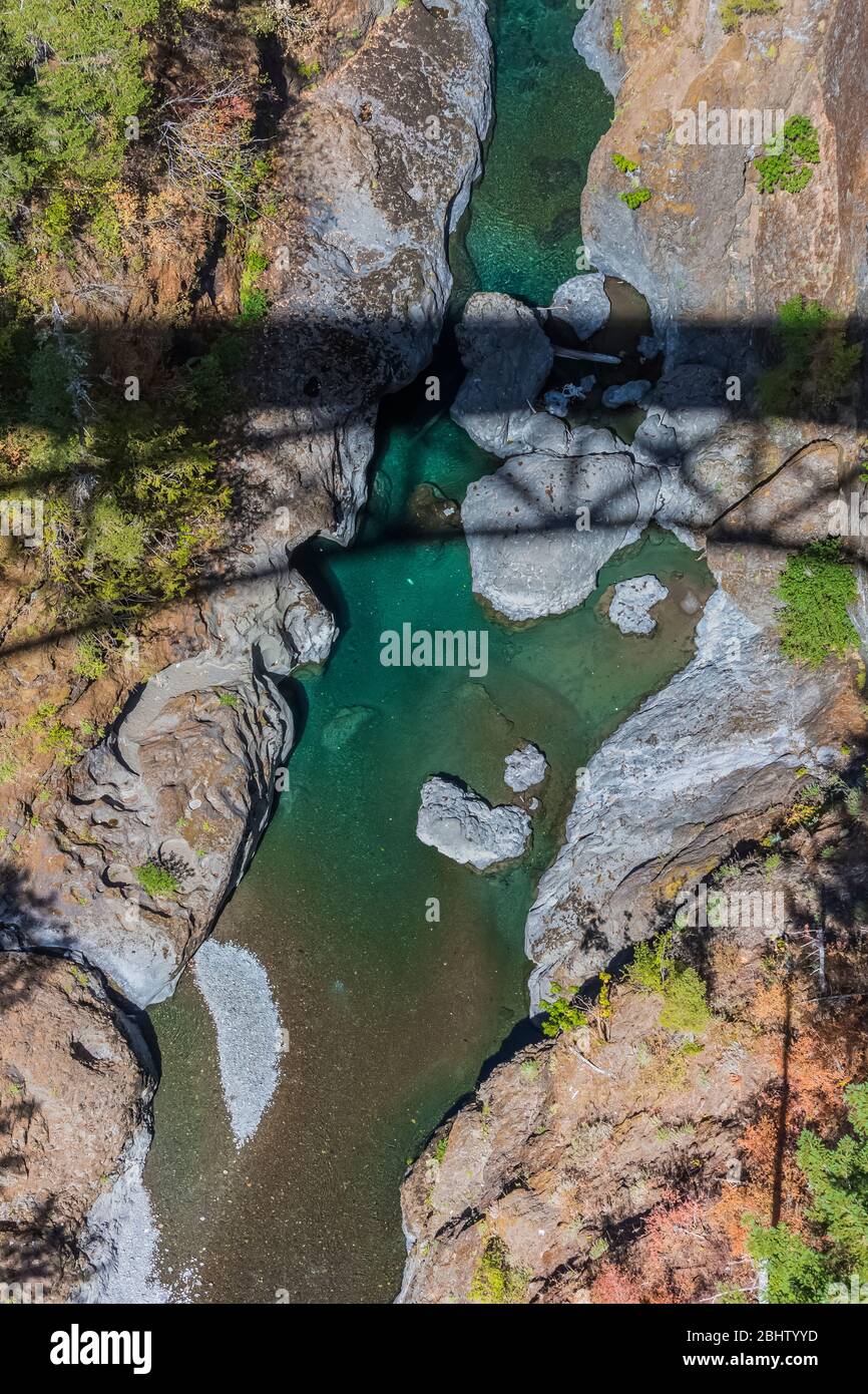 Blick hinunter auf den South Fork Skokomish River von der High Steel Bridge, die ursprünglich für den Holzbau von Zügen gebaut wurde, im Olympic National Forest, Washington State, USA Stockfoto