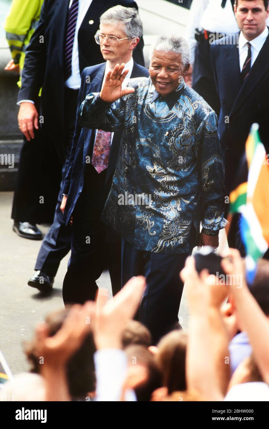Nelson Mandela auf dem Trafalgar Square während seines Staatsbesuchs in London 1996, mit Prinz Andrew im Hintergrund. Stockfoto