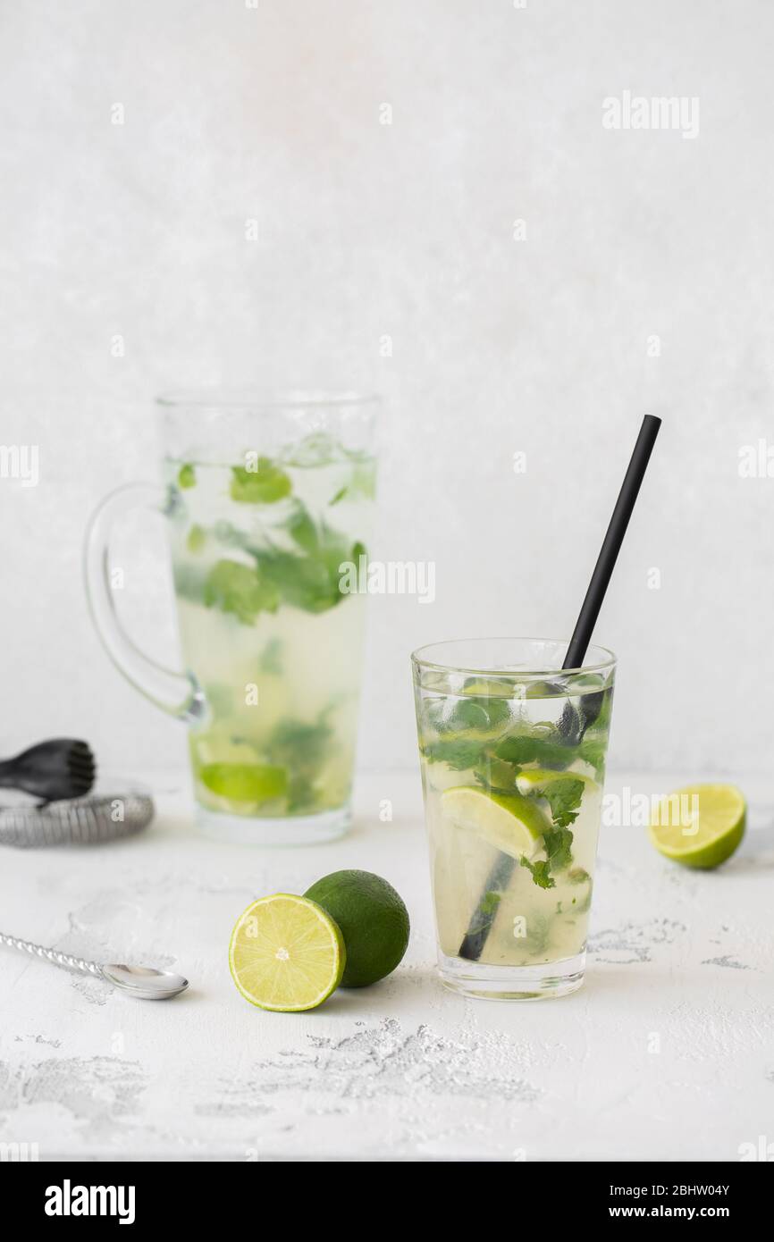Klassischer Mojito-Cocktail im Glas Stockfoto