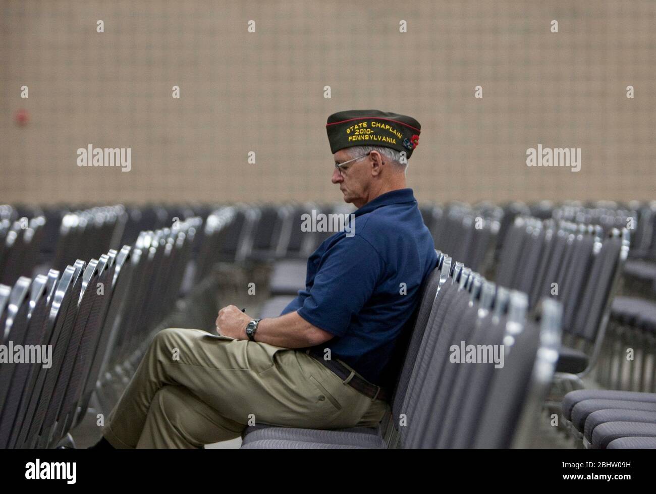 San Antonio, Texas, USA, 31. August 2011: Älterer Veteran sitzt allein im leeren Ballsaal und wartet auf den Redner auf der jährlichen Tagung der Veterans of Foreign Wars. ©Marjorie Kamys Cotera / Daemmrich Photos Stockfoto