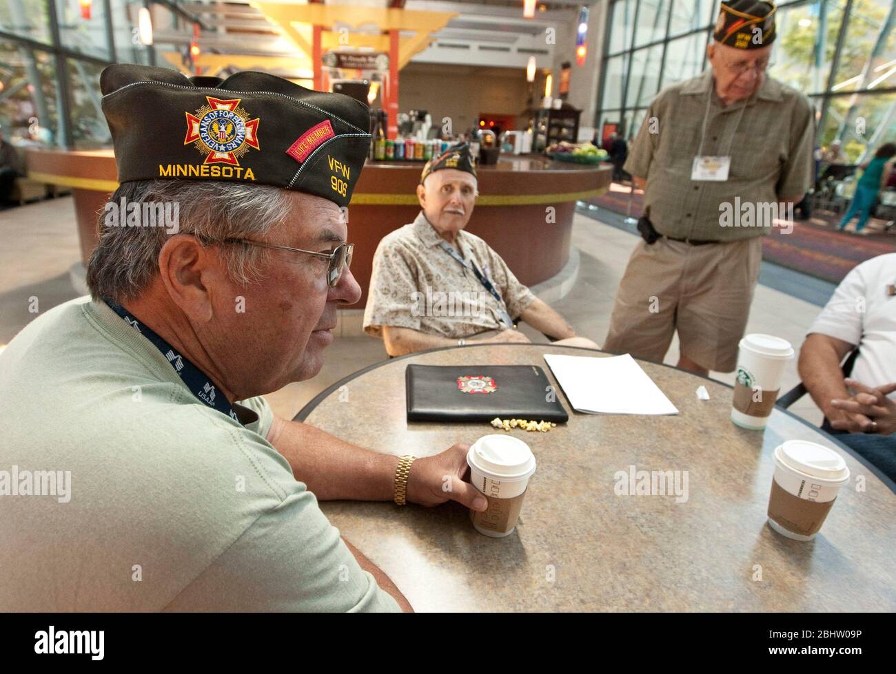 San Antonio, Texas, USA, 31. August 2011: Eine Gruppe älterer Veteranen erzählt auf der Jahrestagung der Veterans of Foreign Wars Geschichten bei einem Kaffee. ©Marjorie Kamys Cotera / Daemmrich Photos Stockfoto