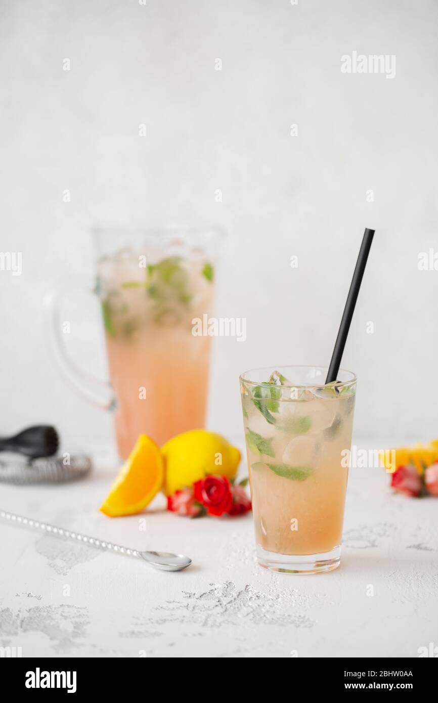 Sommerlicher erfrischender Cocktail mit Rosenblüten, Zitrone und Minze. Stockfoto