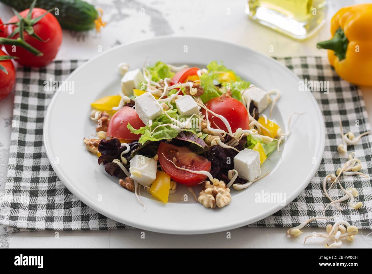 Frischer Frühlingssalat aus Gemüse, Feta-Käse und Sojabohnensprossen. Stockfoto