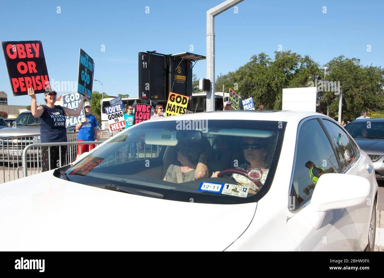 Houston, Texas, USA, 6. August 2011: Die Fahrer fahren an Picketern der Westboro Baptist Church vorbei und halten vor einer ganztägigen Gebetsveranstaltung auffällige Plakate auf. ©Marjorie Kamys Cotera/Daemmrich Photography Stockfoto