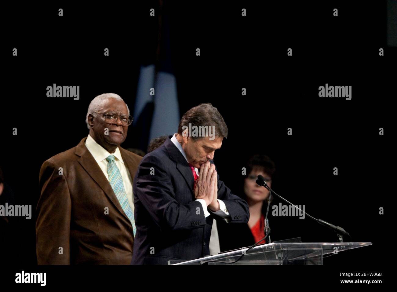 Der Gouverneur von Texas, Rick Perry, betet bei seinem ersten Auftritt auf der Bühne bei 'The Response' in Houston mit Rev. C.L. Jackson of Dallas. Etwa 33,000 Gläubige trat der Gouverneur in Gebet und Fasten vor seiner erwarteten Ankündigung seiner Kandidatur für den Präsidenten. August 2011. ©Marjorie Kamys Cotera / Daemmrich Fotos Stockfoto