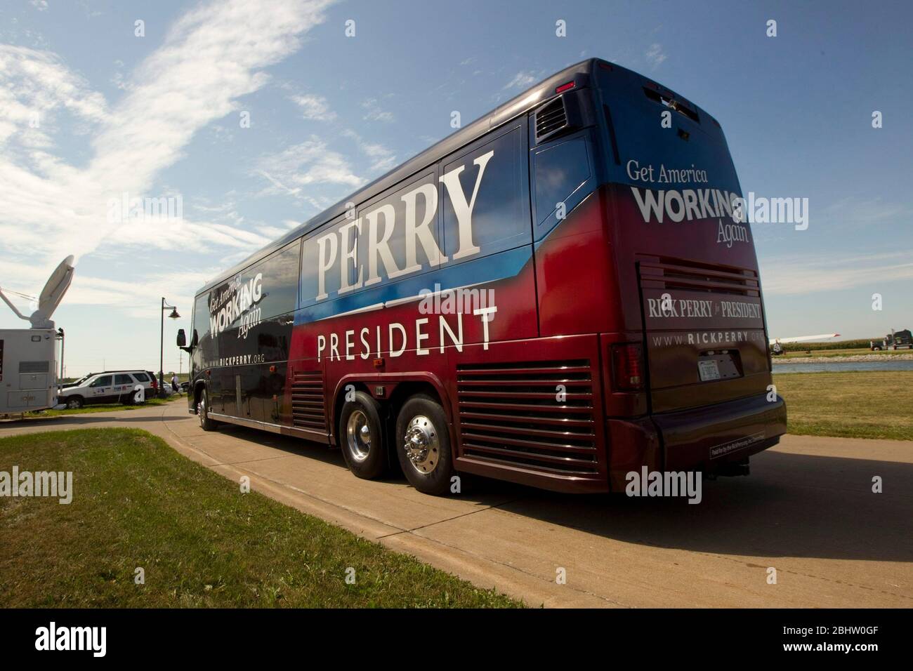 Walcott, Iowa, USA, August 16 2011: Der Bus des Gouverneurs und Präsidenten Rick Perry fährt zur nächsten Haltestelle, nachdem Perry an der Iowa 80 Group „World's Largest Truckstop“ mit Iowa gesprochen hat. ©Bob Daemmrich Stockfoto