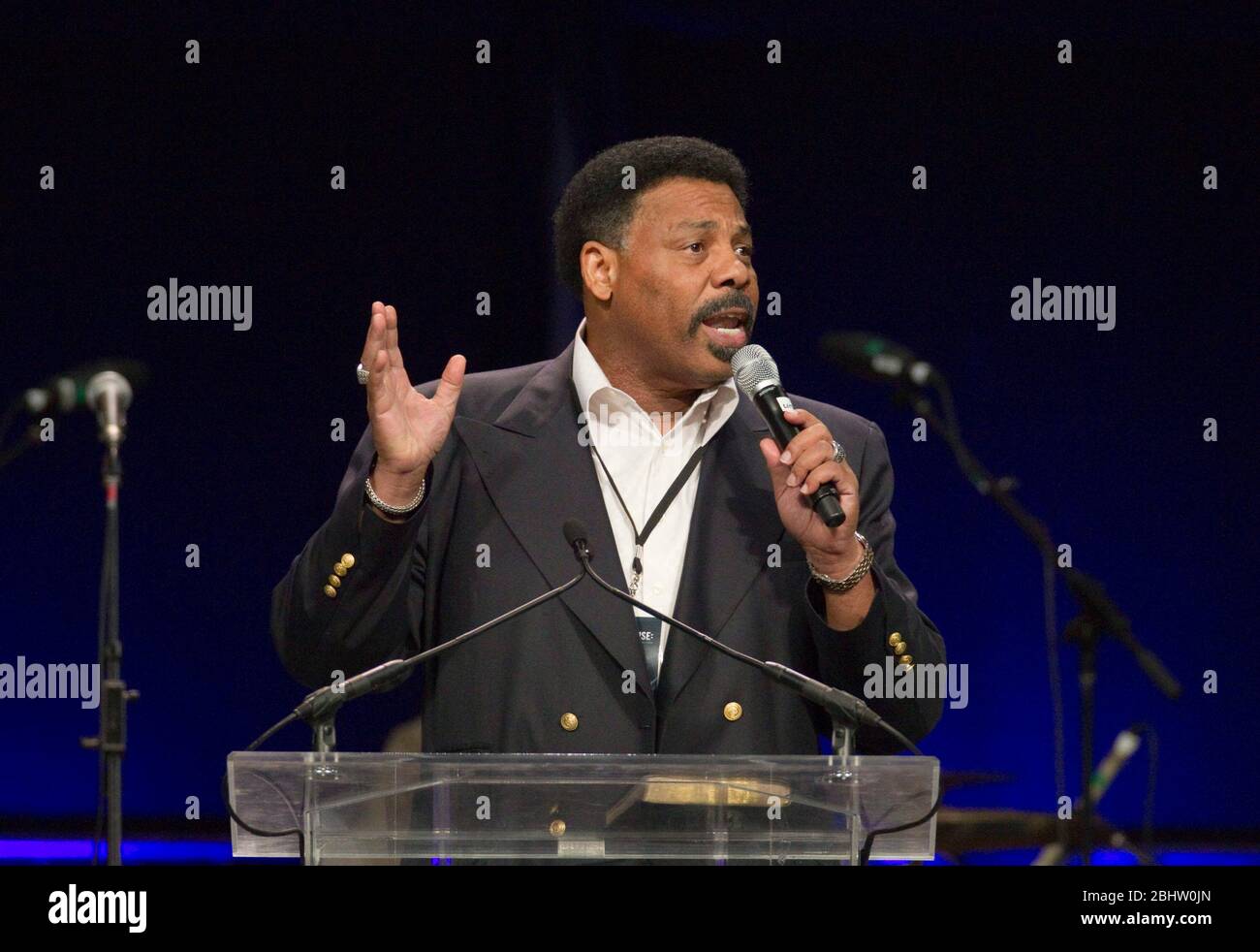 Houston, Texas - 6. August 2011 - Dr. Tony Evans, Präsident der Urban Alternative of Dallas, TX, spricht bei der Antwort einen eintägigen "Aufruf zum Gebet für eine Nation in der Krise", der über 30,000 Gläubige anlockte, Gebete zu hören, gospel-Musik und eine Galerie konservativer evangelischer Sprecher im Reliant Stadium in Houston, TX. © Bob Daemmrich Stockfoto