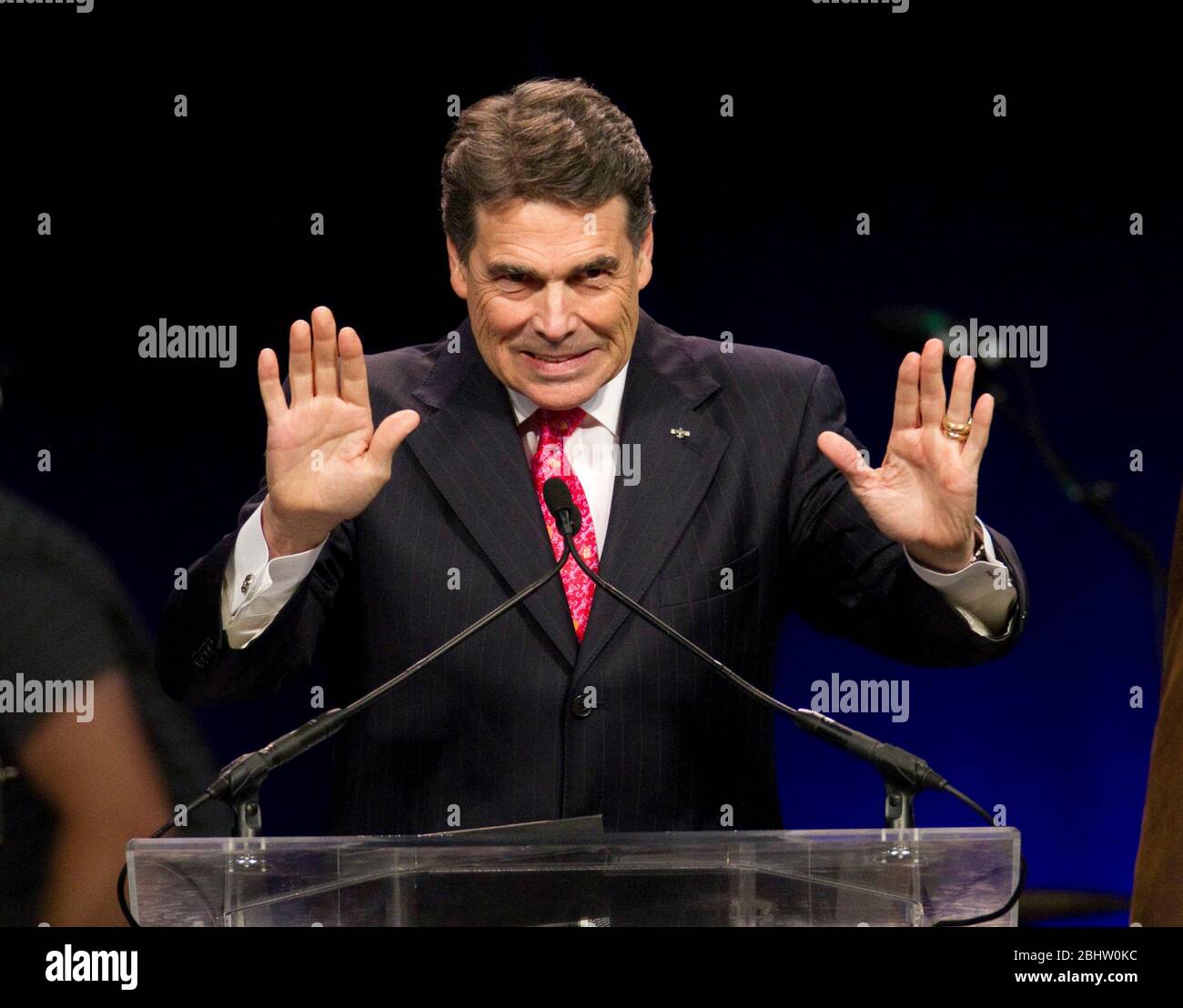 Houston, Texas, USA, 6. August 2011: Der texanische Gouverneur Rick Perry spricht bei The Response, einem ganztägigen „Call to Prayer for a Nation in Crisis“, der über 30.000 Gläubige anlockte, Gebete, Gospelmusik und konservative evangelische Redner im Reliant Stadium zu hören. Demonstranten außerhalb der Arena protestierten gegen Perrys Vermischung von Regierung und Religion, indem sie bei einer christlichen Gebetsveranstaltung prominent auftraten. ©Bob Daemmrich Stockfoto