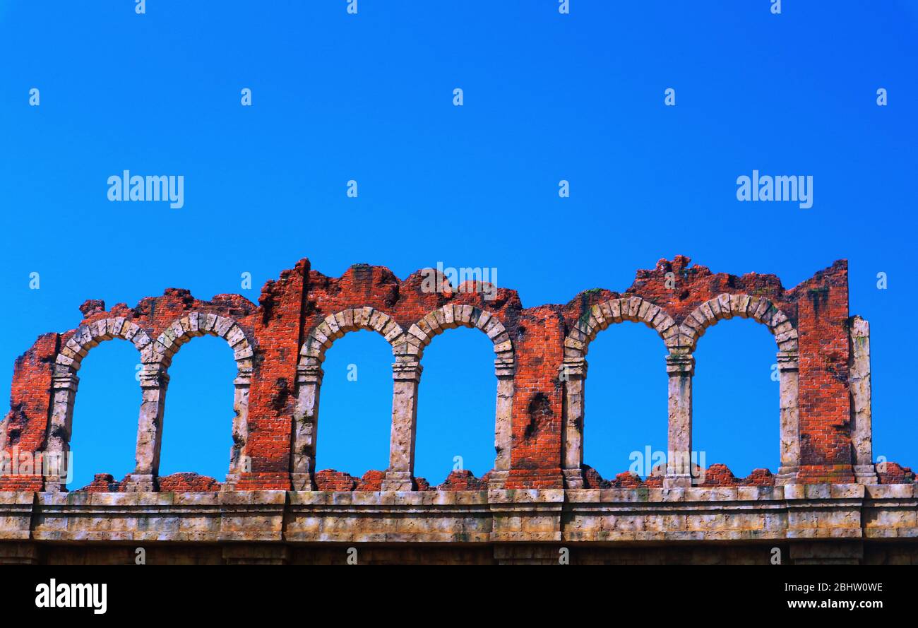 Alte zerstörte Gebäude gegen den blauen Himmel. Zerstörte alte Architektur. Historische Überreste. Stockfoto