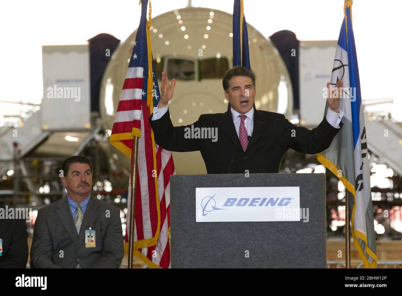 San Antonio Texas, USA, Juni 23 2011: Der texanische Gouverneur Rick Perry spricht vor einem neuen Flugzeug der Boeing 787 bei einer Zeremonie zur Unterzeichnung der Rechnung im Boeing-Werk im Süden von San Antonio. Perry unterzeichnete ein Gesetz, das bestimmte Flugzeuge von der Steuerveranlagung befreit, wenn sie vorübergehend in texanischen Einrichtungen untergebracht sind. ©Bob Daemmrich Stockfoto