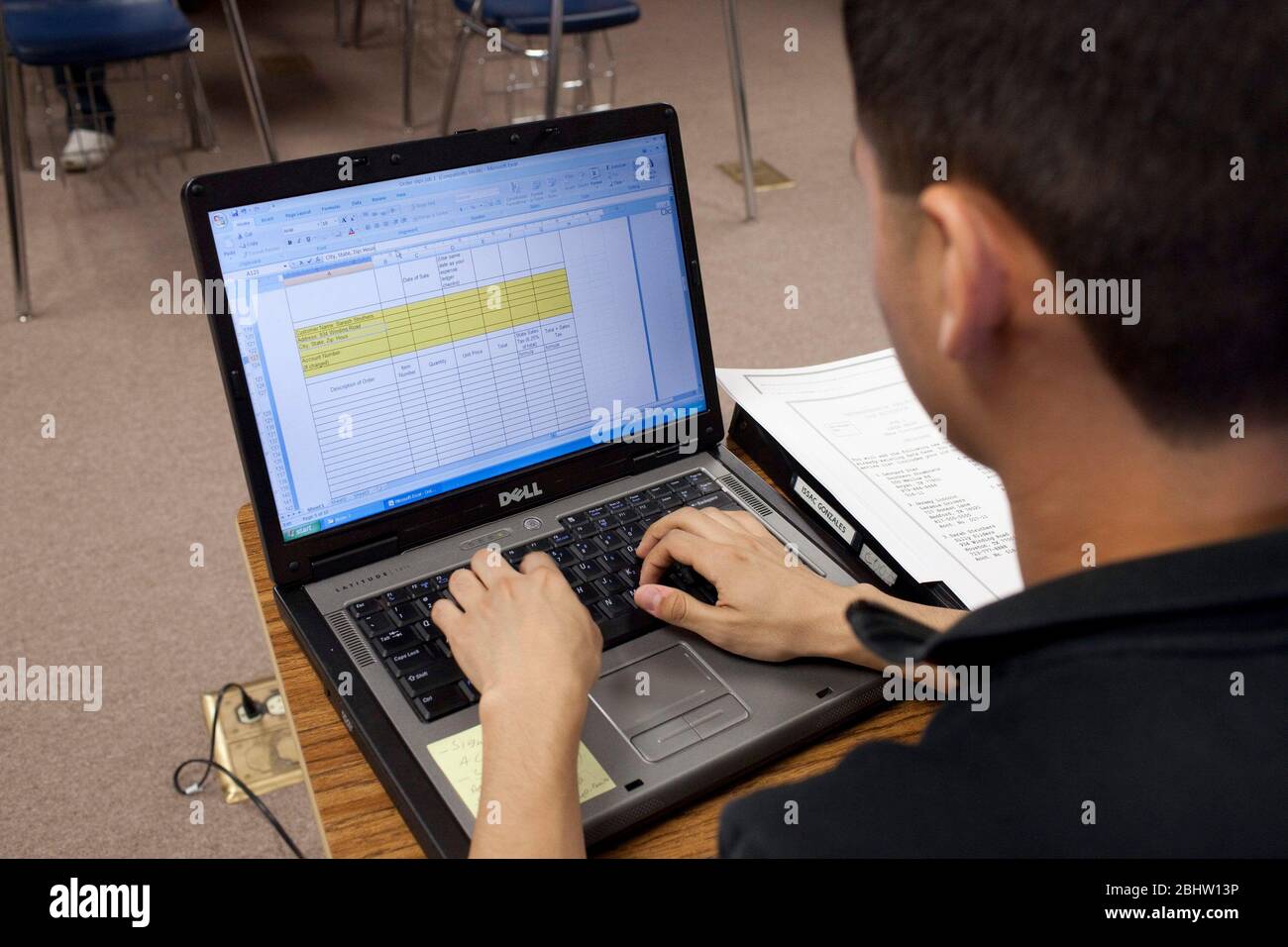 El Paso, Texas, USA, Mai 2010: Männliche Schüler schreiben auf einem Laptop im Klassenzimmer an der Mission Early College High School. ©Bob Daemmrich Stockfoto