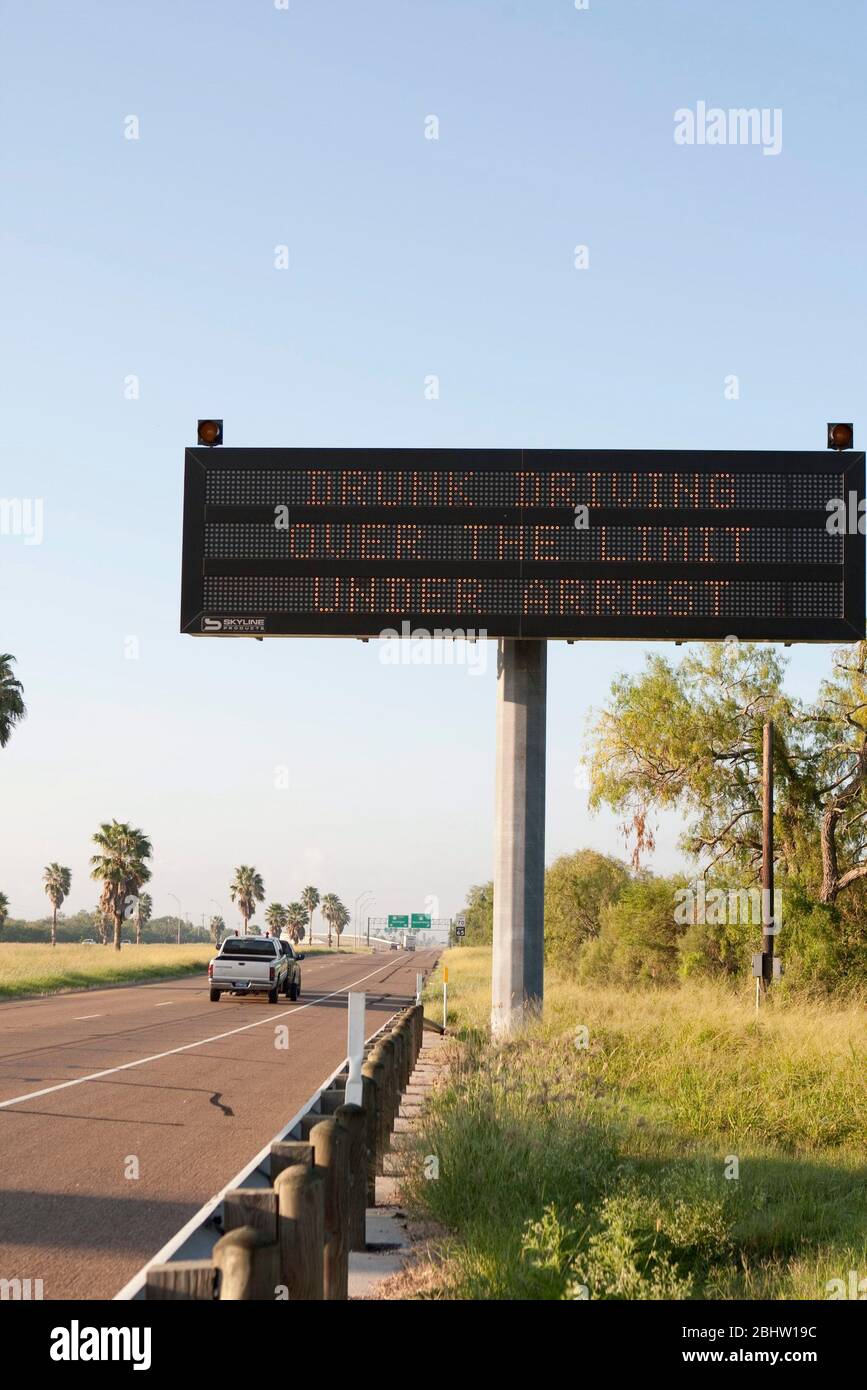 September 2010: Elektronische Plakate warnen Fahrer am Texas Highway 77 in Süd-Texas, nicht zu trinken und zu fahren. ©Bob Daemmrich Stockfoto