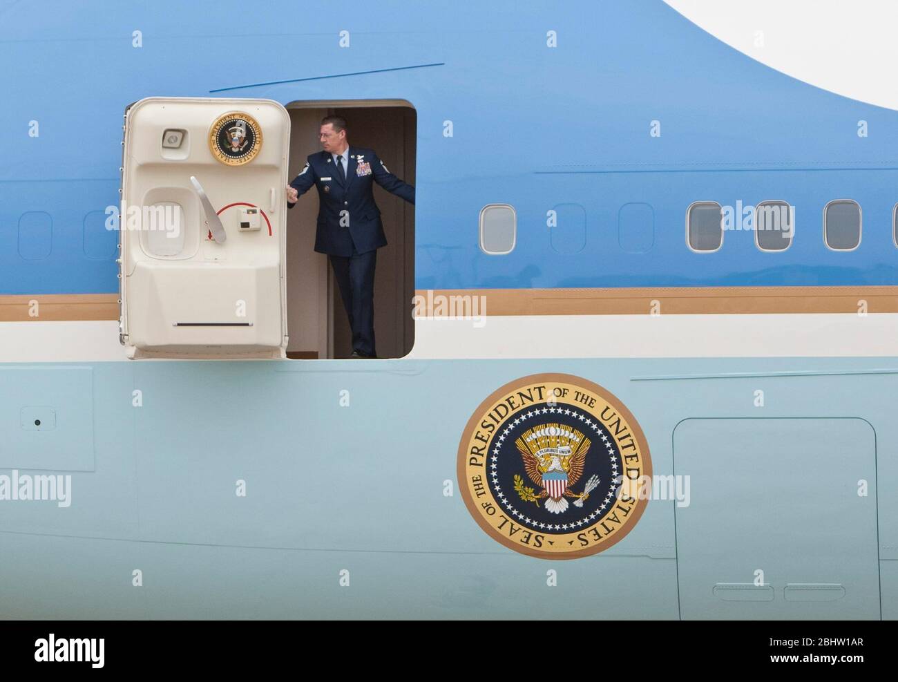 Austin, Texas, USA, 10. Mai 2011: Ein Offizier der Luftwaffe wartet auf die Treppe und öffnet die Tür der Air Force One, als Präsident Barack Obama (nicht abgebildet) am Flughafen Austin eintrifft. ©Marjorie Kamys Cotera/Daemmrich Photography Stockfoto