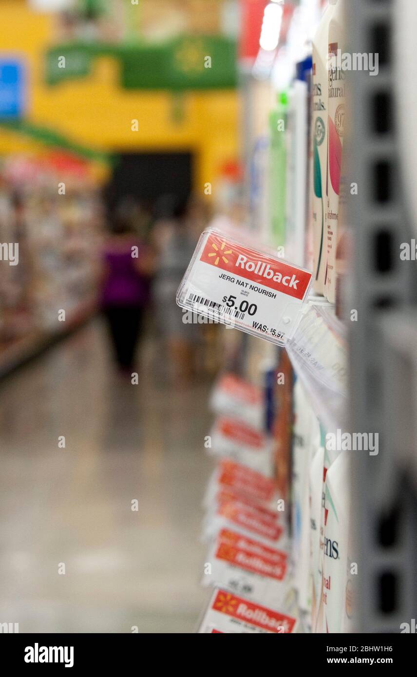 Austin Texas, USA, Oktober 26 2010: Tabs kündigen Preiserhöhungen für Artikel an, die im neuen Walmart Store ausgestellt werden. ©Marjorie Kamys Cotera/Daemmrich Photography Stockfoto