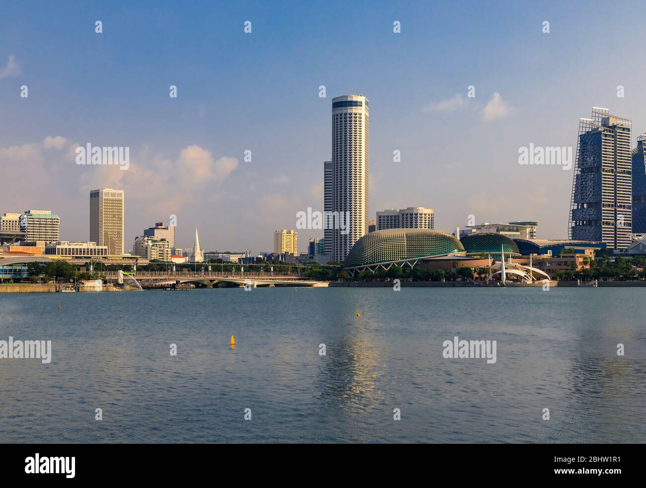 Wolkenkratzer der Skyline von Singapur in Marina Bay von Blick auf Esplanade, Theater an der Bucht, tagsüber Stockfoto