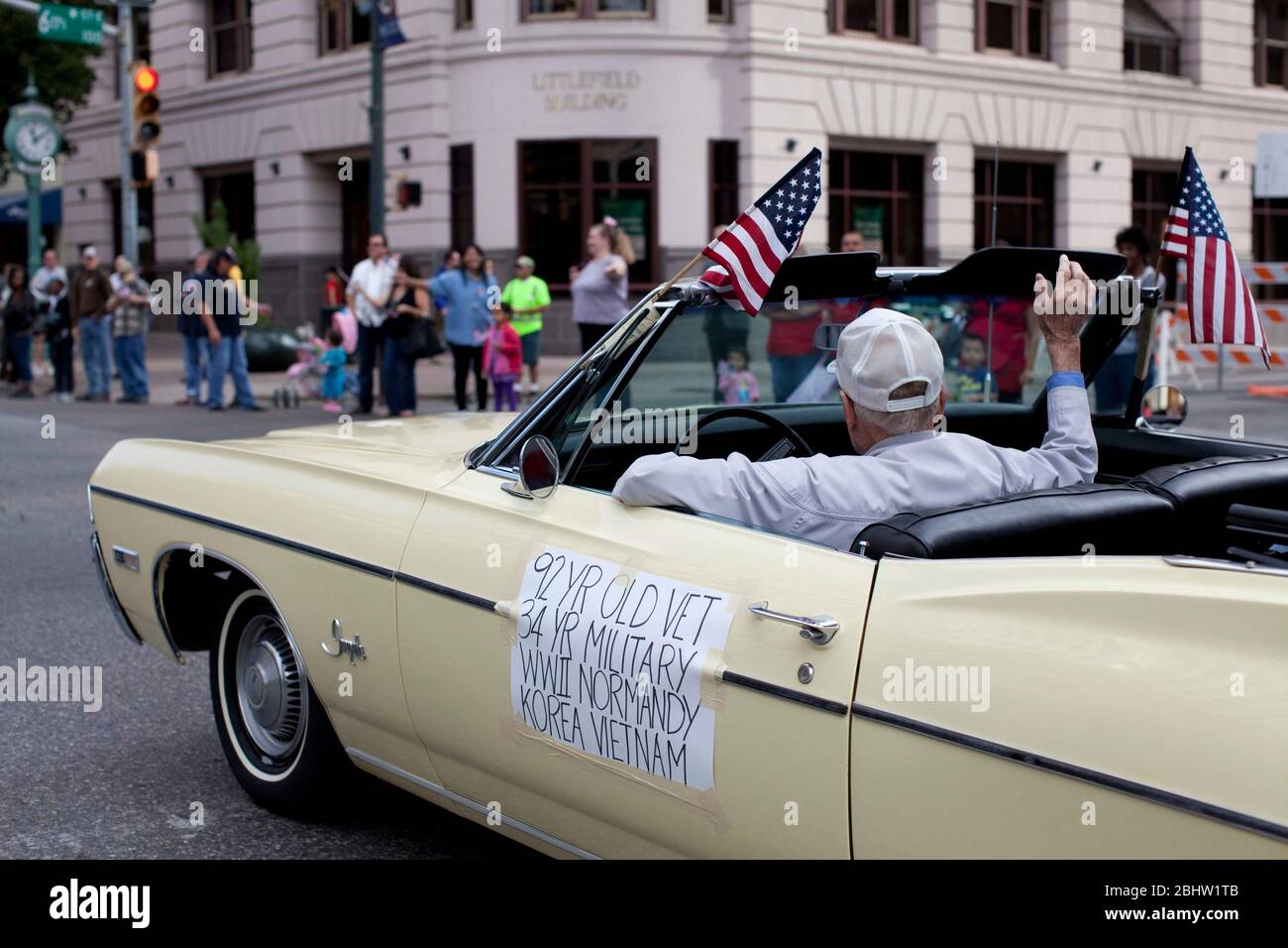 Austin Texas, USA, 11. November 2010: Der 92-jährige Veteran Ed Deittrick of Austin fährt bei der jährlichen Veterans Day Parade auf der Congress Avenue in Richtung State Capitol in der Innenstadt sein altes Cabrio. ©Bob Daemmrich Stockfoto