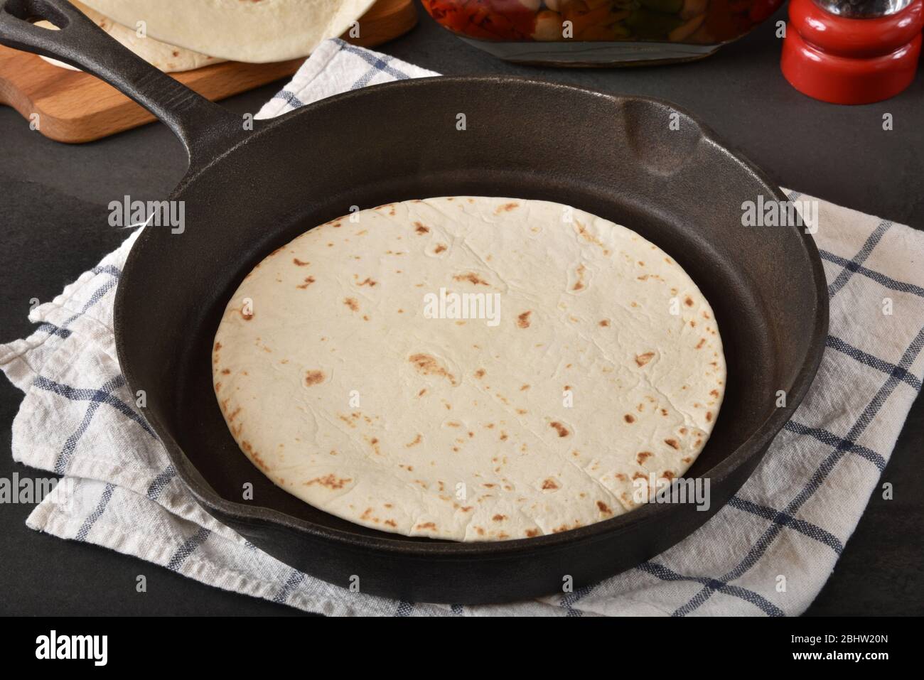 Eine Mehl-Tortilla in einer Gusseisenpfanne Stockfoto