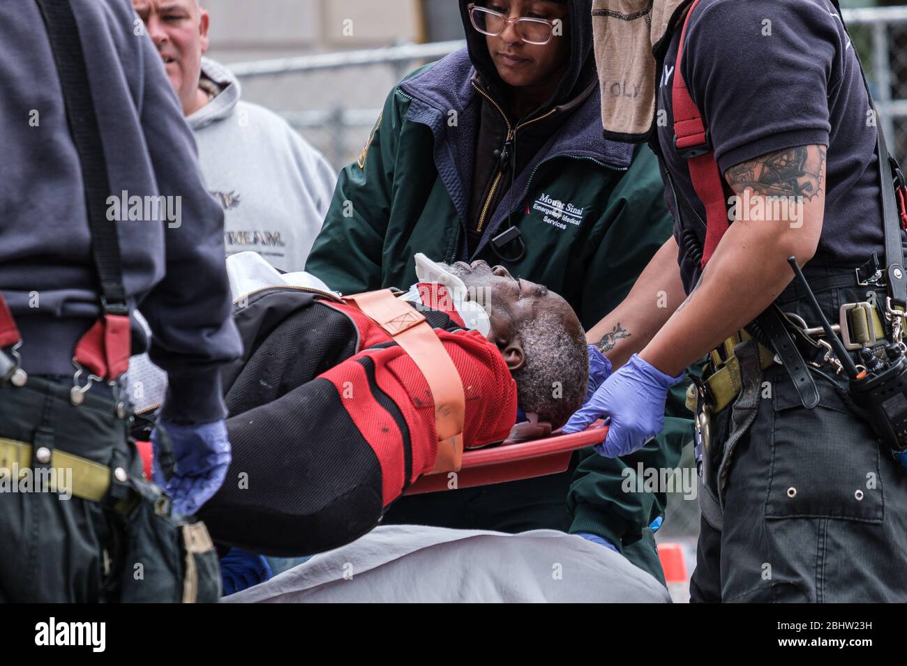 New York, USA. April 2020. EMT und Mitglieder der FDNY besuchen am Montag, den 27. April 2020, einen verletzten Motorradfahrer an der Ecke East 17th Street und Park Avenue South in der Nähe des Unions Square Park in New York, NY, USA. Trotz eines Rückgangs der meisten Arten von Verletzungen in Bewegung und Verkehrsunfälle in NYC seit Beginn der COVID-19 "Sperre" der Stadt, NYPD Berichterstattung hat eine deutliche Zunahme der übermäßigen Geschwindigkeitsverletzungen in der ganzen Stadt festgestellt. (Foto von Albin Lohr-Jones/Sipa USA) Quelle: SIPA USA/Alamy Live News Stockfoto