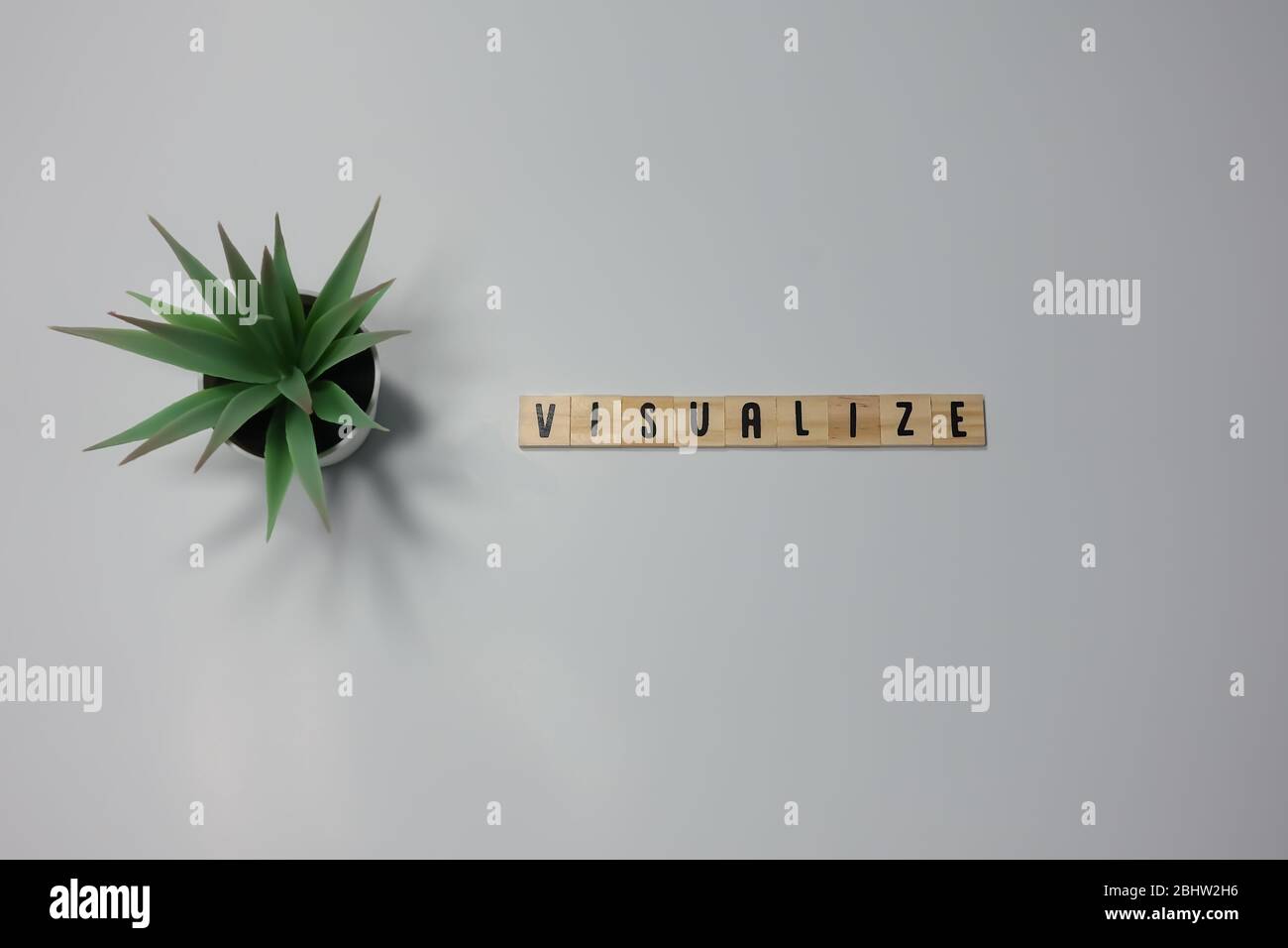 Das Wort Visualisierung ist in Holzbuchstaben auf weißem Hintergrund geschrieben. Stockfoto
